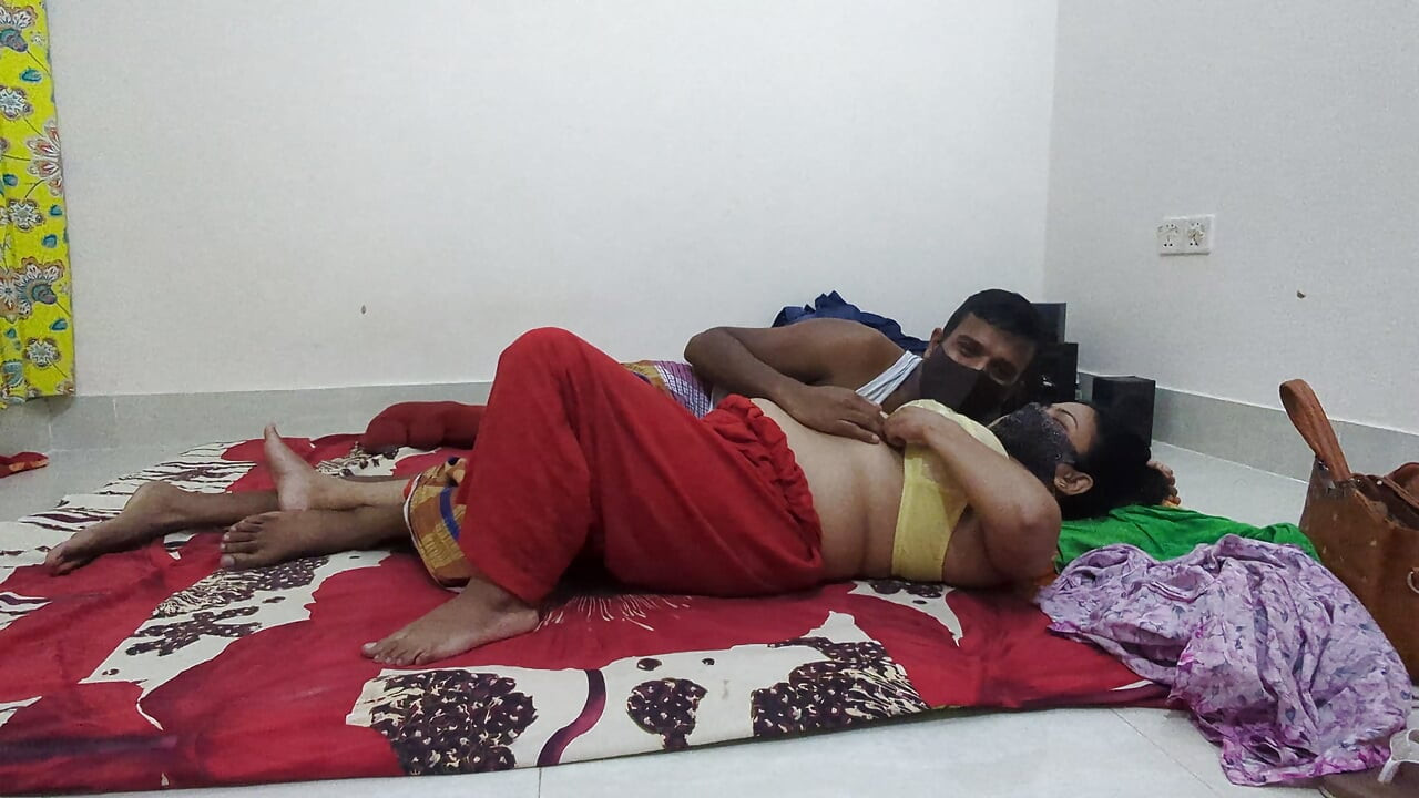 Real desi couple in Singapore)