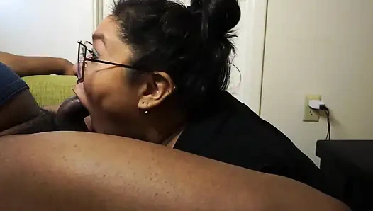 Ich ziehe diesen schwanz mit ihrer kehle an