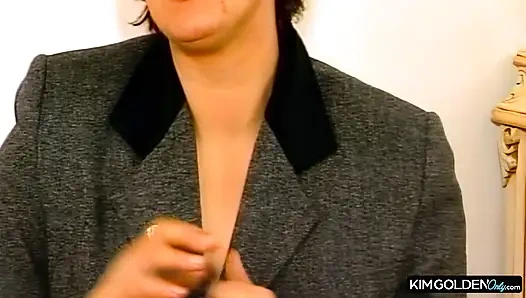 Geile Bruenette testet dicke Dildos