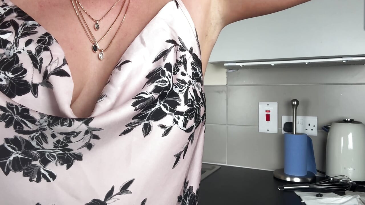 DOMAĆICA JOI FOOT ZADIRKUJE U KUHINJI