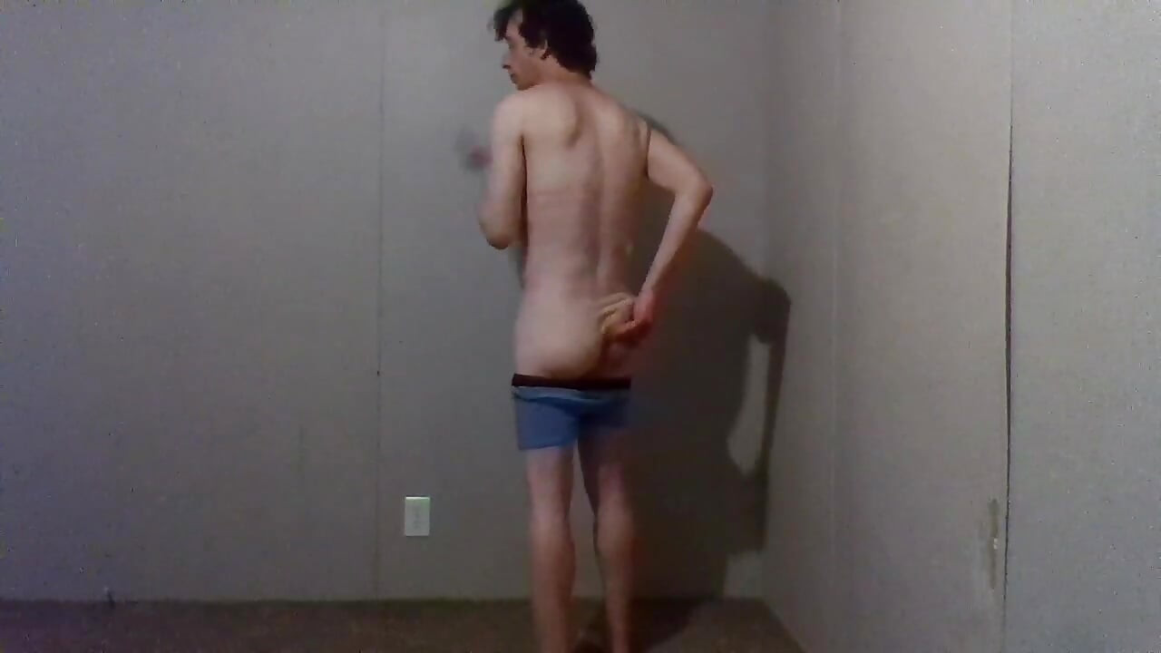 Experimentando roupas brincando, se vestindo e se despindo