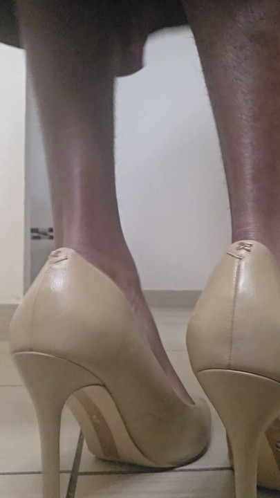 Llevando mi falda nueva con tacones altos