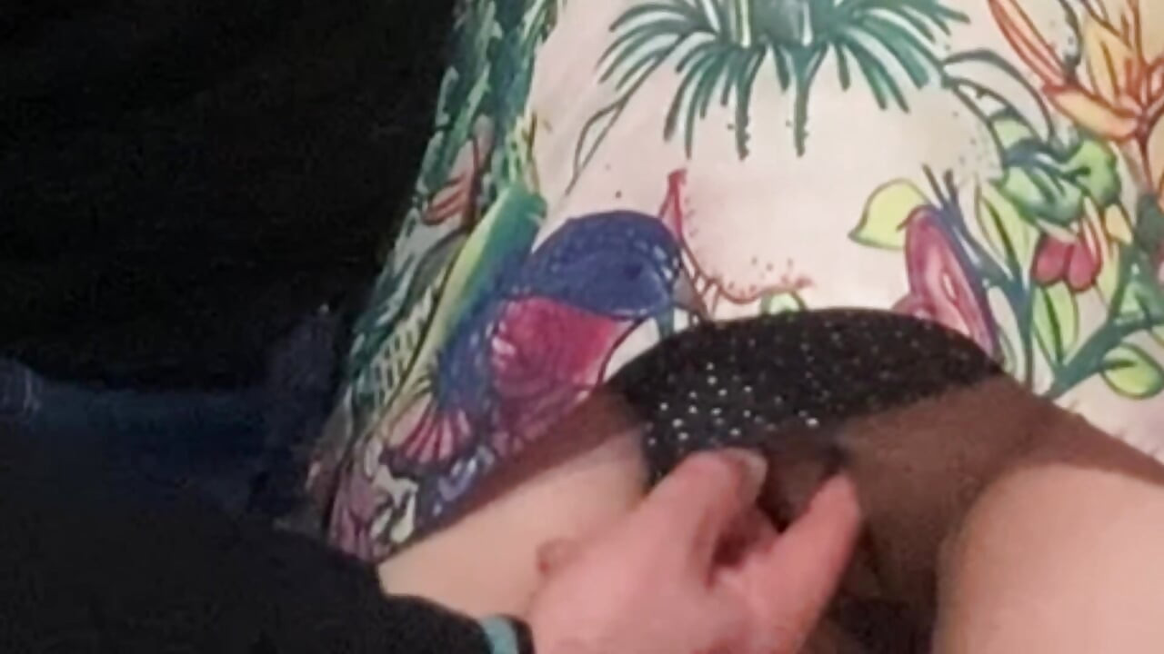Betrügende ehefrau masturbiert in einer überfüllten u-bahn
