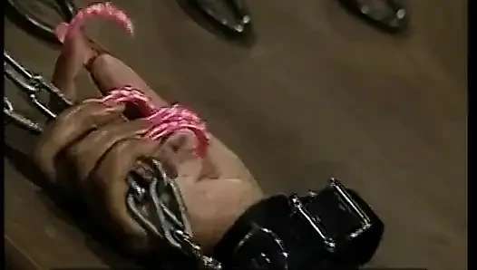 Sie ist gefesselt, deutsches schwarzes schätzchen, das ausgepeitscht wurde