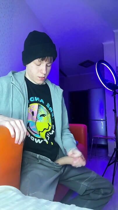 趁我室友出去的时候在床边撸管