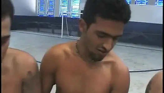 Две телочки-блондинки делятся между группой возбужденных мужиков