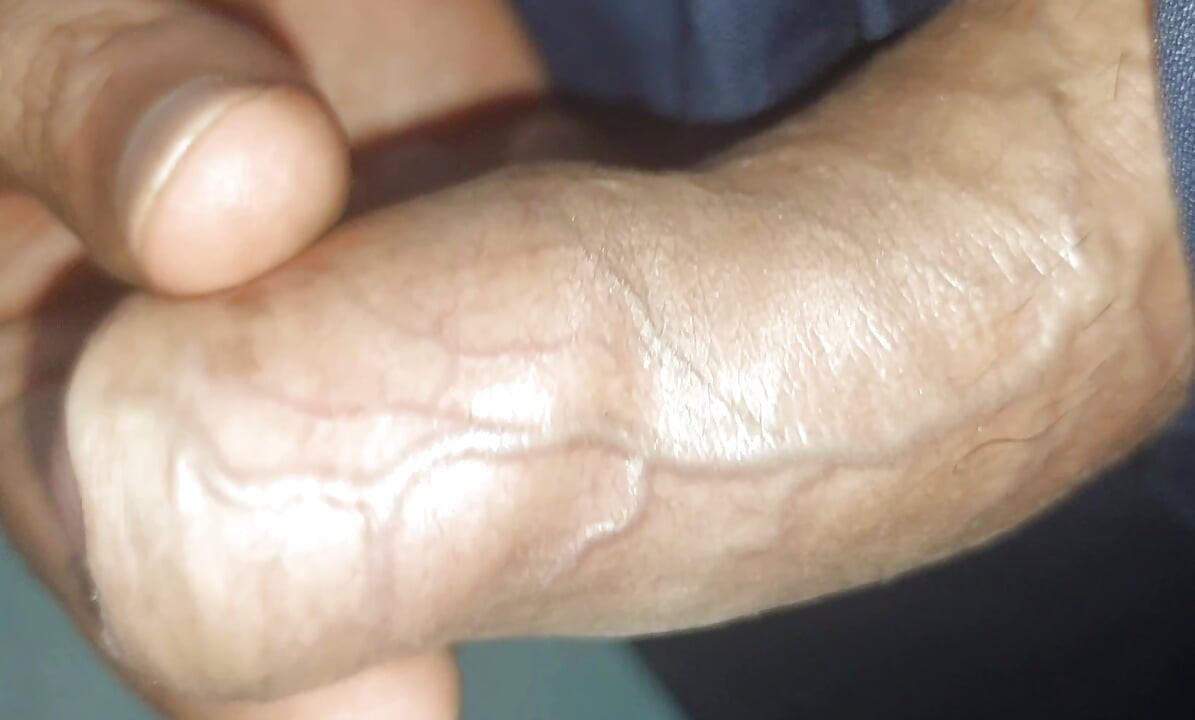Padrastro y madrastra me dan una paja en mi cumpleaños 19