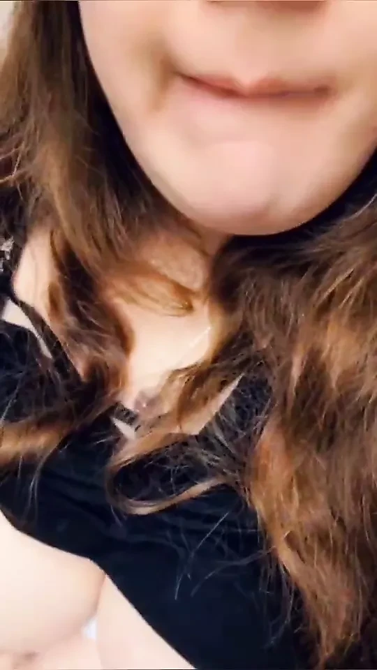 淫荡的女孩在工作时安静地射精