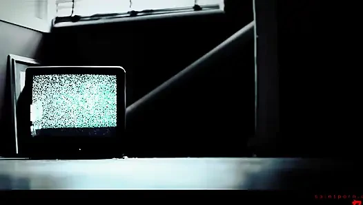 Pürüzsüz sıska esmer sakso çekiyor ve derinden sikiliyor