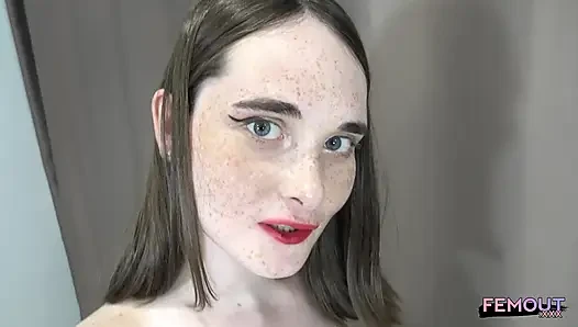 Femout xxx soluk tenli trans kadın çoraplı mastürbasyon yapıyor ve kanepede anal seks yapıyor