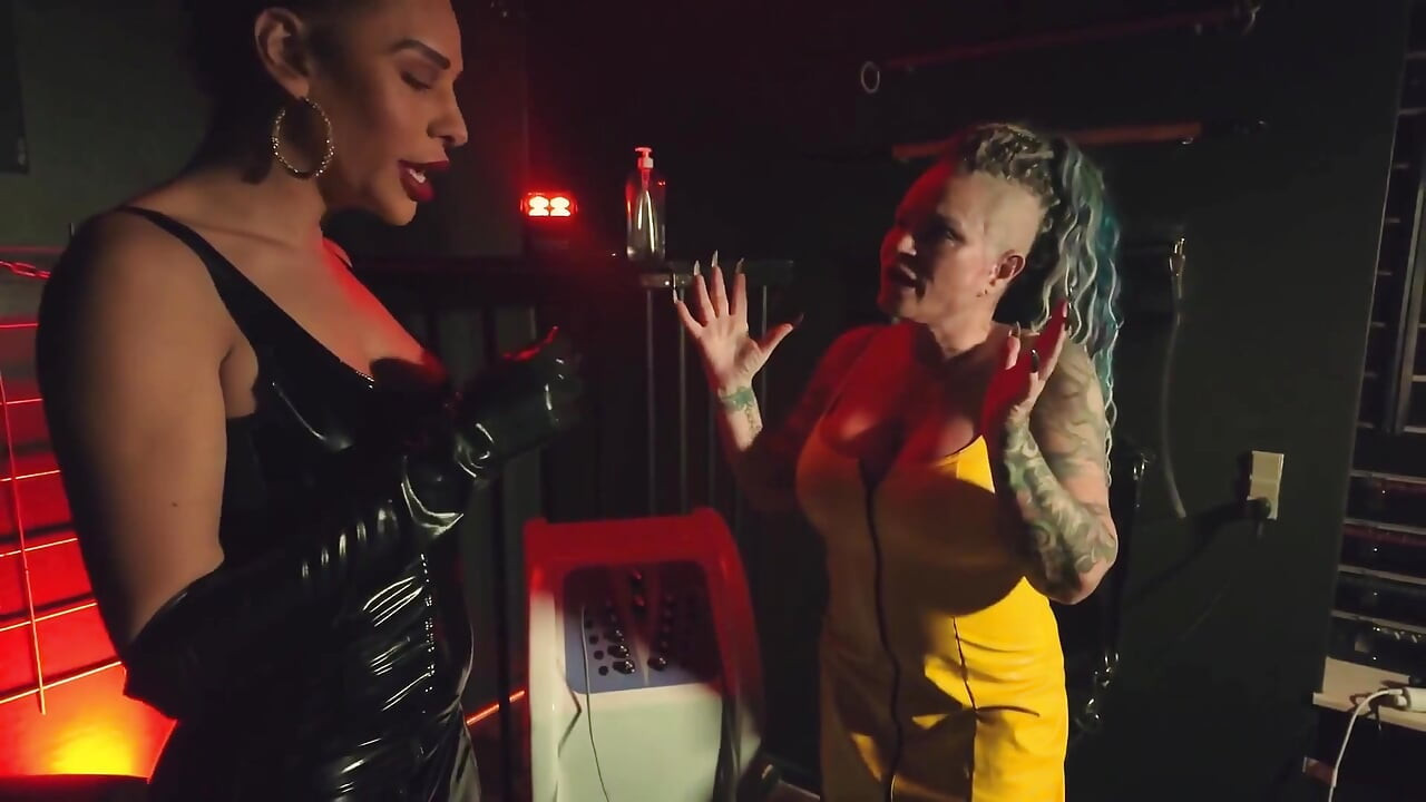 Stunning Shemale Gives Electro