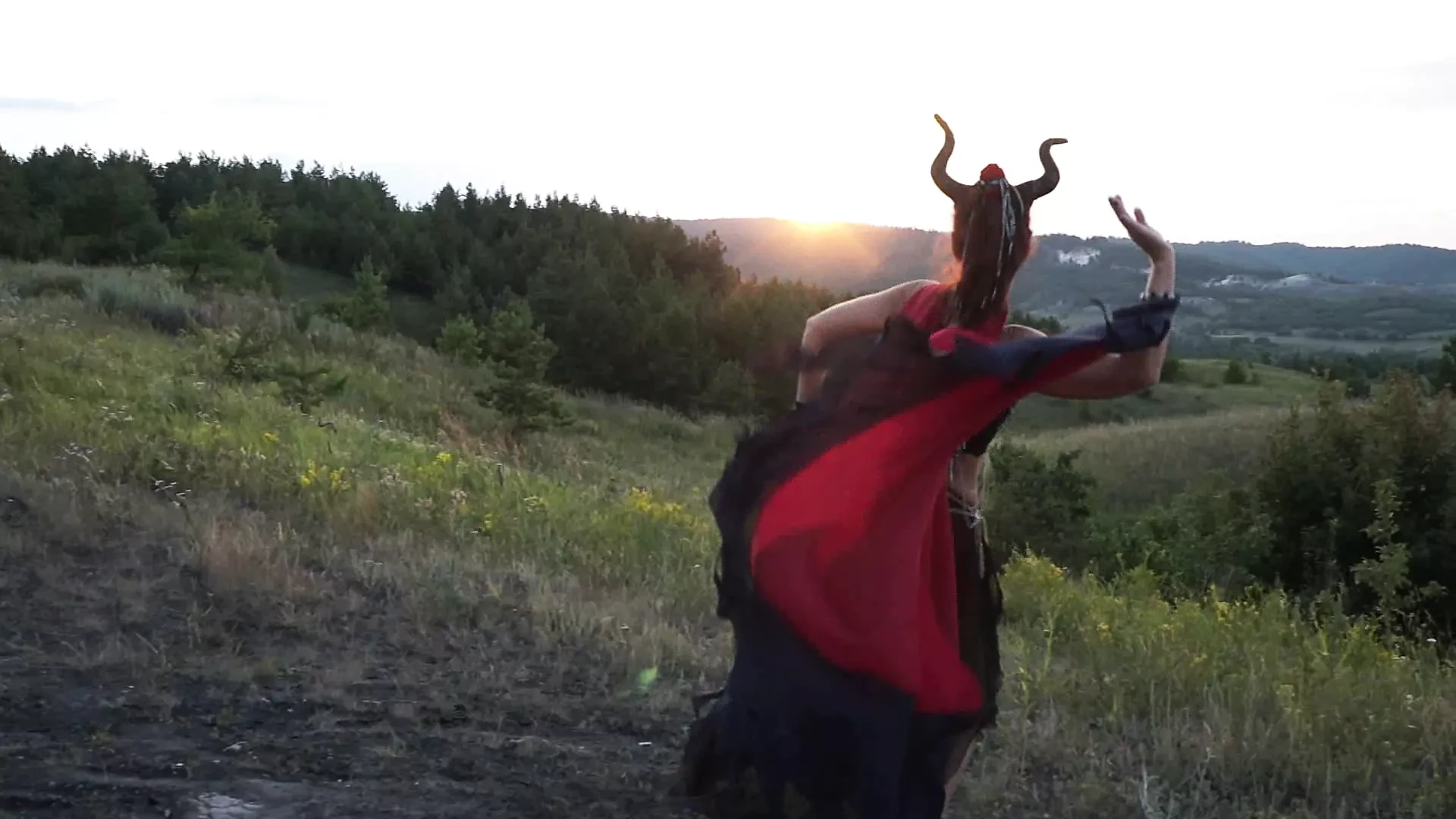 Maleficent di langit matahari terbenam