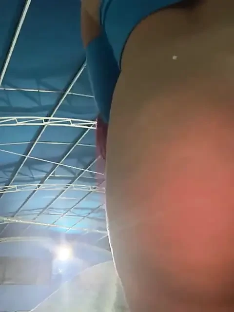 我们要两者兼而有之, 你将把你的精液射在这个美味的屁股上.
