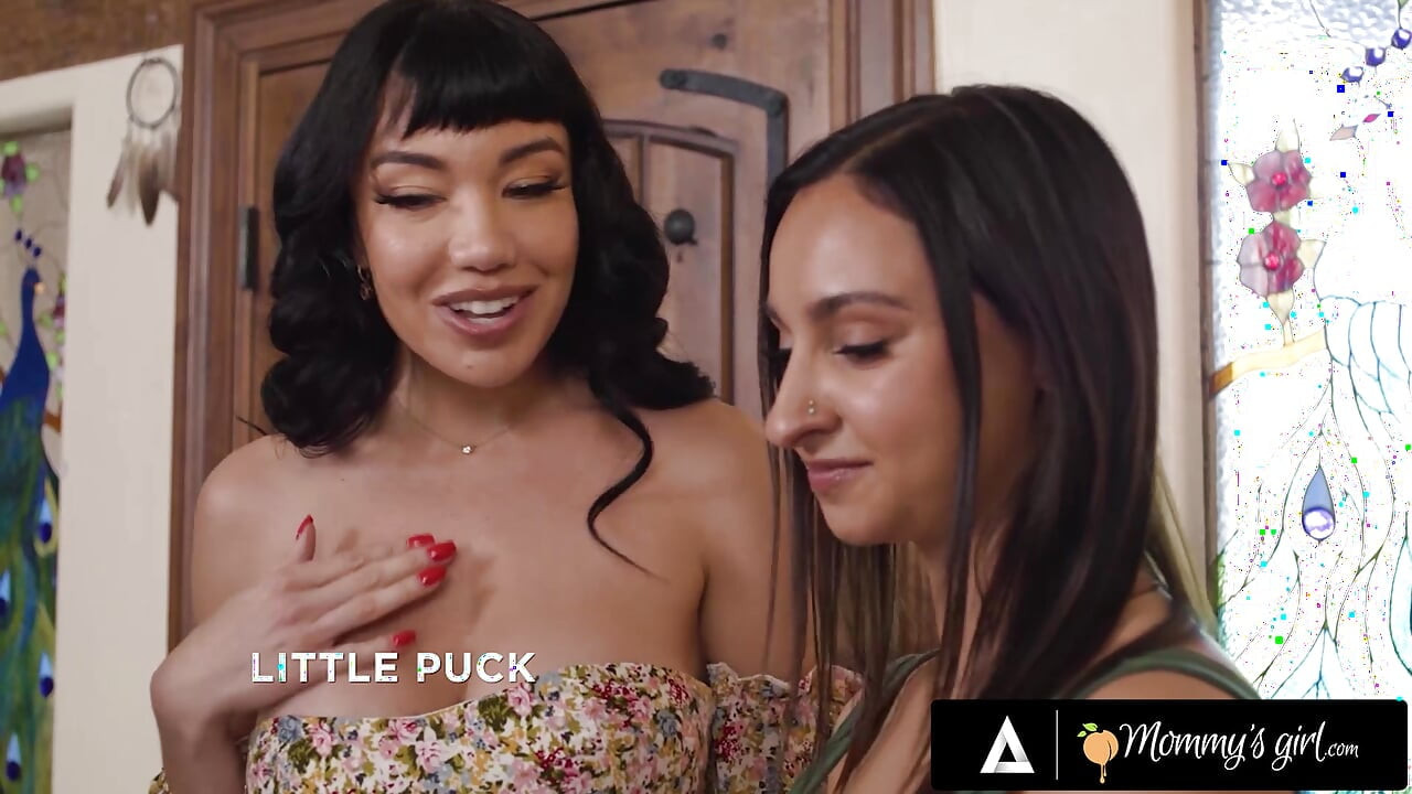 La niña de mamá - la traviesa Hailey Rose es atrapada masturbándose con la versión de ai de su madrastra pequeña