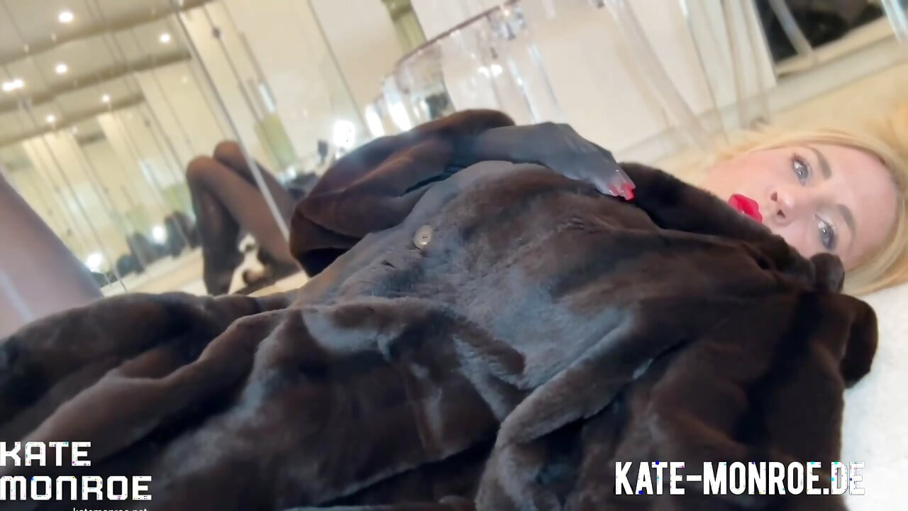 NYLON &PELZ ASMR von Kate Monroe