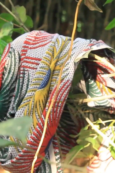 Lelaki yang sangat hitam dari Uganda mengongkek kawan awek remaja dengan buah dada besar di tanah ladang mereka