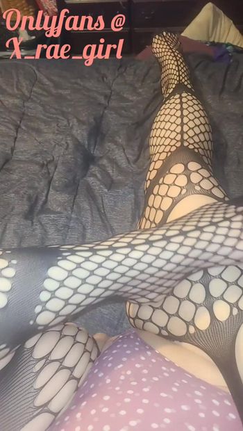 Sexy muslos gruesos tatuados bbw en medias de rejilla mostrando sexy pies