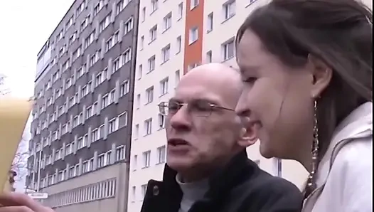 Одержимая членом шлюшка сосет и трахается безостановочно