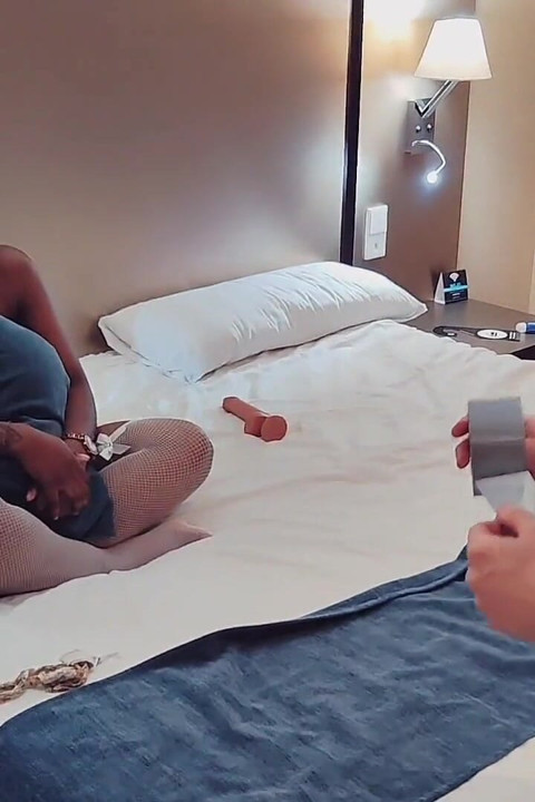 Výprask a lepicí páska bondage ebony služka pro být špinavá