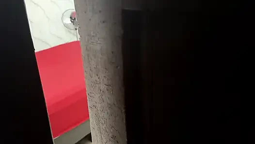 Üvey anne ve üvey oğlu yatağı paylaşıyor ve seks yapıyor