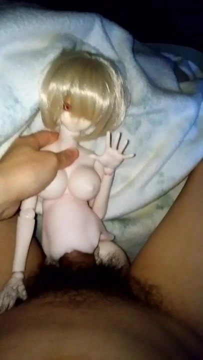 Ma poupée 35 lève la main