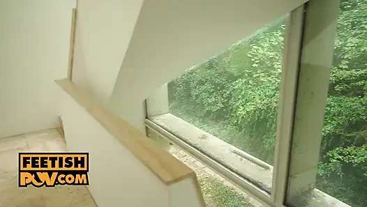 Bayan Russo'nun iş görüşmesi masada ayak seksine dönüşüyor