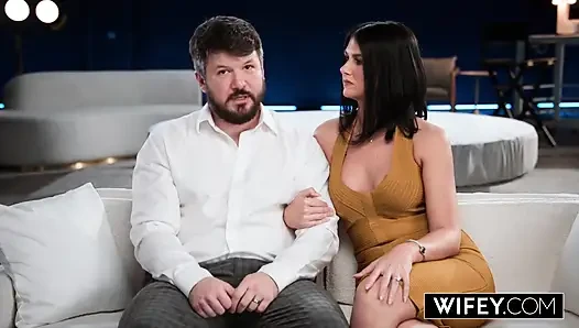 Wifey, ehemann beobachtet, wie seine geile ehefrau Sienna Rae vor ihm doppelt penetriert wird