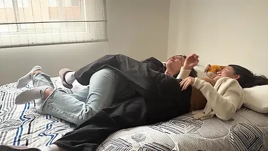 Birbirimize sürtünüyoruz