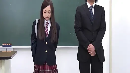 Tatlı Japon kızlar sahnesi-4 Japon üniversiteli genç kız sınıfta büyük yarakla sikişiyor