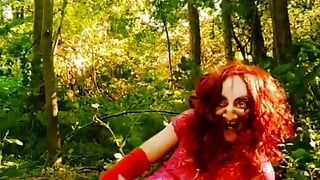 Curvă sexy demonă excitată care se distrează singură în pădure