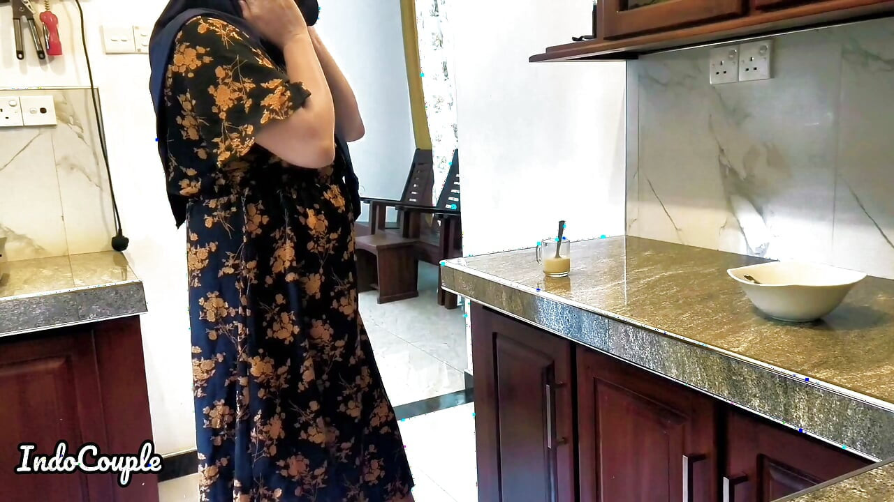 Temizlikci çock Asyalı orta yaşlı seksi kadından süt içmek istiyor