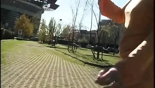 Чудесная тинка с большими сиськами мастурбирует свою тугую киску в машине в любительском видео