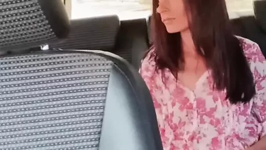 Hintli kadın arabada kendine dokunuyor