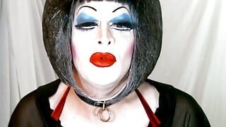 La drag queen sissy troia dice ciao!