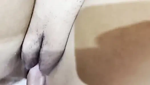 Tante seksi ini muncrat di toket besarnya