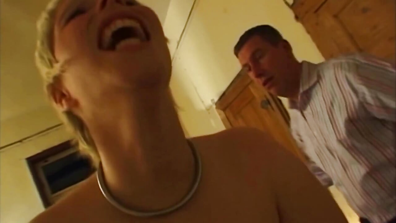 격렬한 BDSM 로프 플레이에서 금발의 미녀를 묶어