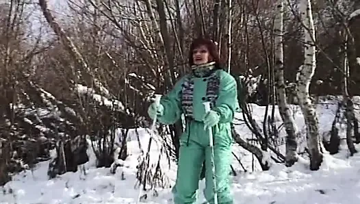 Возбужденную милфу глубоко трахнули пальцами с текущими красными соками, переливающимися