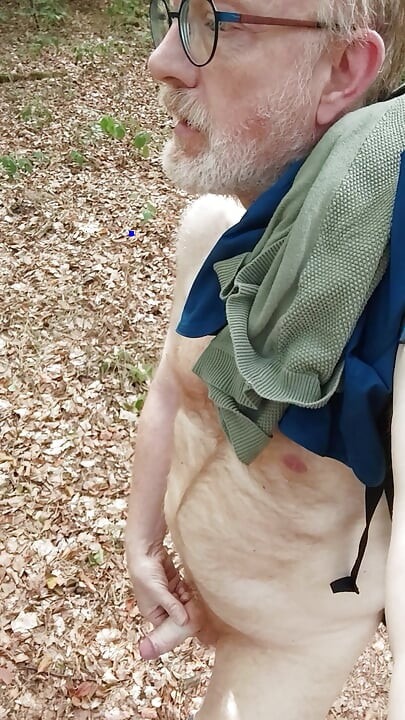 caminando desnudo en el bosque