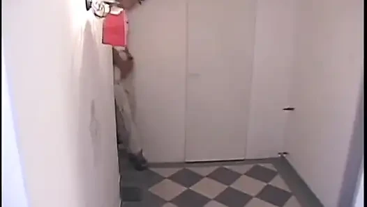 Yarağa aç olgun sarışın tüm banyo ziyaretçileriyle sikişiyor
