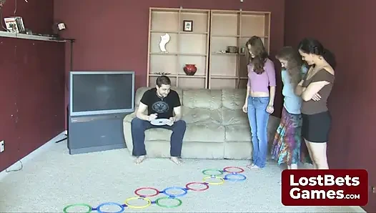 Dalam permainan twist Stripscotch, mereka bersaing untuk muncrat terakhir