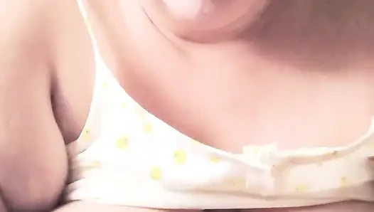 Cewek sange ini suka banget muasin memeknya pakai jari-jari licin