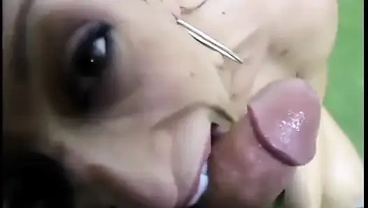 Horny babe enjoys the taste af warm cum after a mind blowing blowie