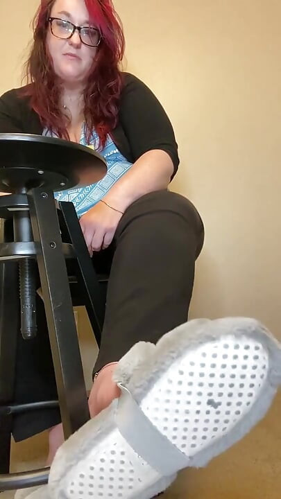 拖鞋调教：胖美女脚羞辱作为我的脚凳