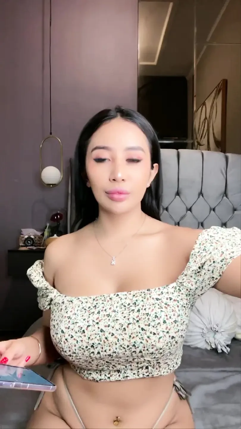 Indonesian Model Horny When Videocall Sex