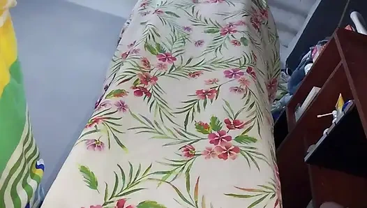 Üvey annemin soyunuyorken yatağın altında götünü gözetliyorum