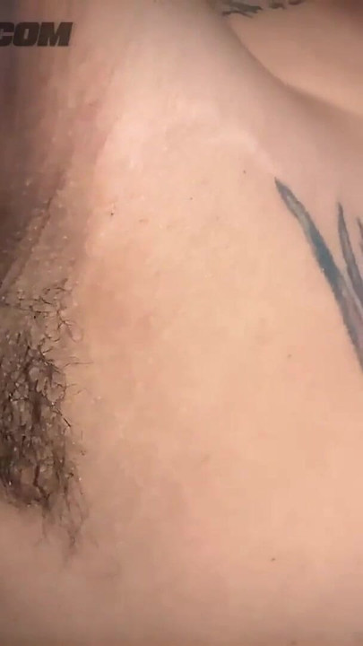 OBOŽAVANJE znojnog pazuha i mlazova precuma na španjolskom | Isječak 2