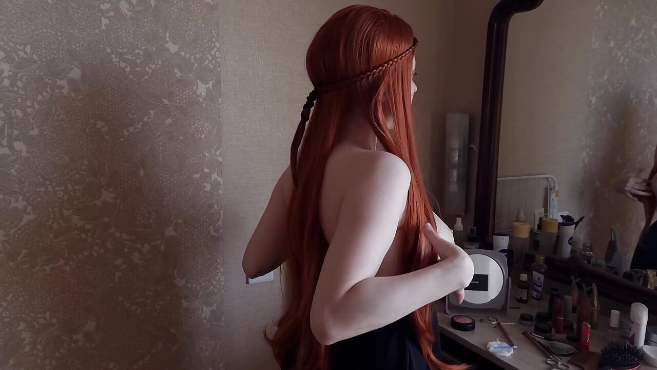 يتناسب القضيب السميك جدا بسهولة مع فم الجمال ذو الشعر الأحمر