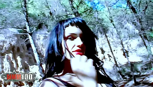 Nina Roberts Pornostar Nina Roberts zieht sich im wald aus