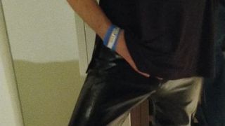 Xdresser dall&#39;aspetto bagnato si traveste in lingerie di cazzo arrapato