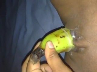 Milf masturbiert mit Banane